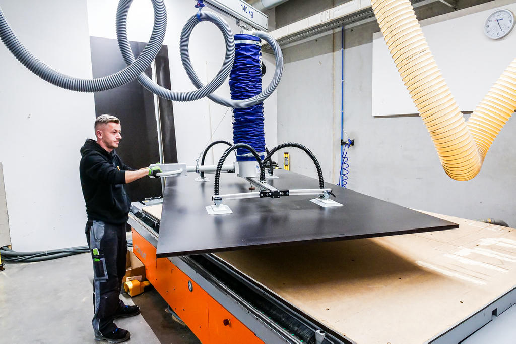 Vacuum Lifter Simplifies the Handling of Formwork Panels